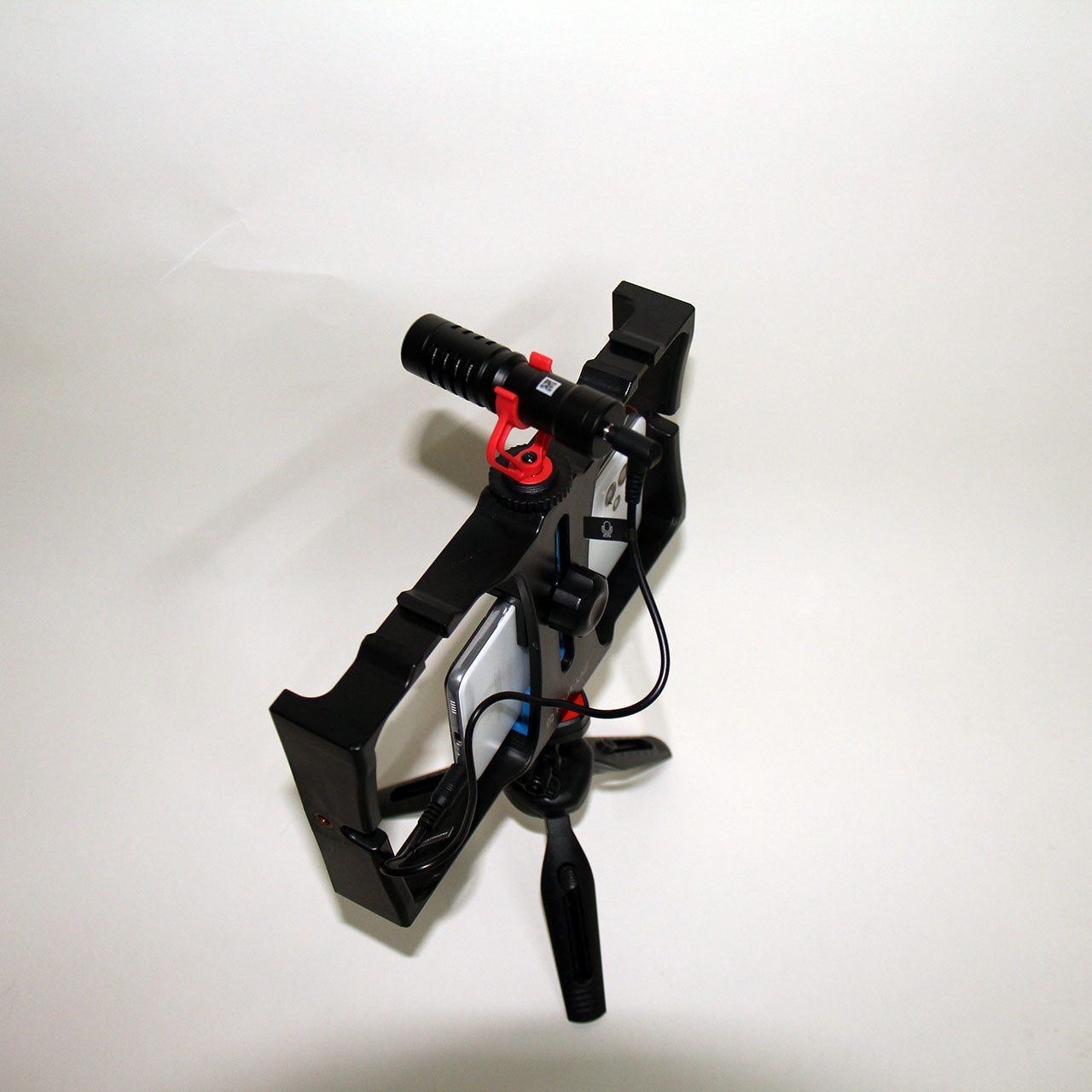 حزمة ميكروفون ومنصة مثبتة وحامل ثلاثي