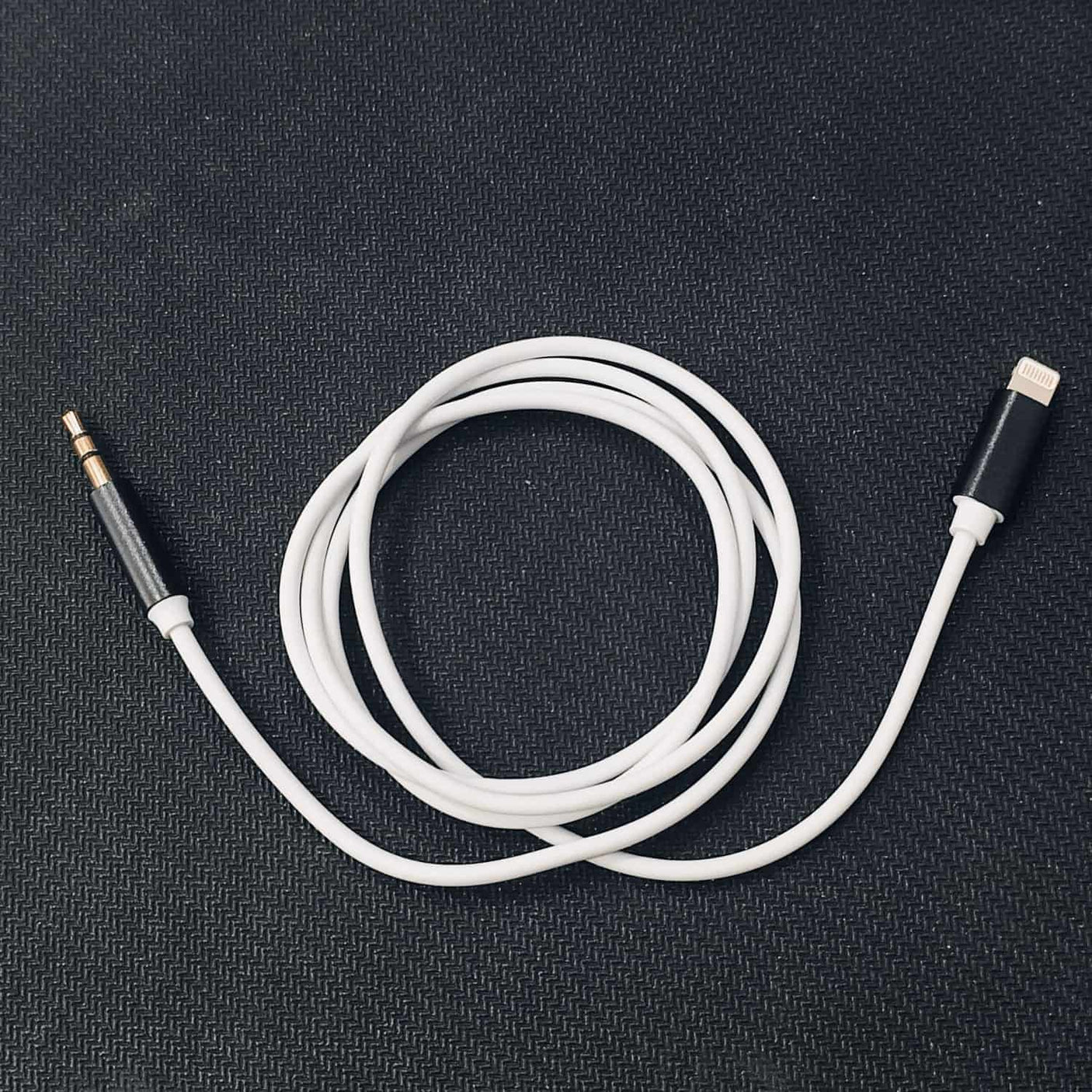Audio Cable - 1m, male connectors: 1× lightning, 1× jack 3.5 mm gold and black