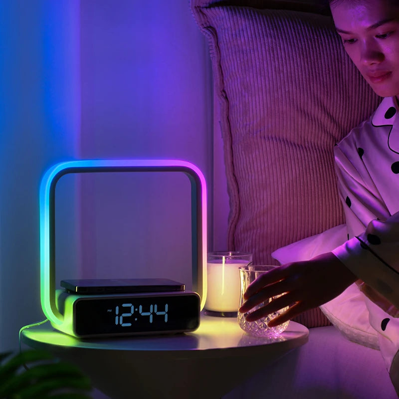 Lampe de Chevet Multifonction avec Réveil, Charge Sans Fil et Éclairage Tactile RGB
