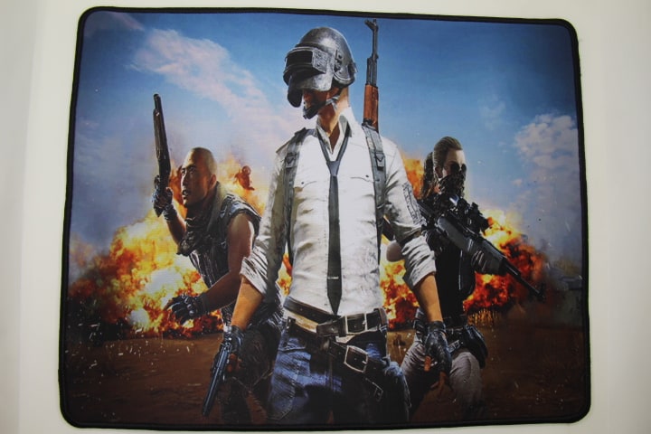 Tapis de souris Professional (450 x 400 x 2 mm) de Haute Qualité. ANTIDÉRAPANT PUBG BATTLEGROUNDS