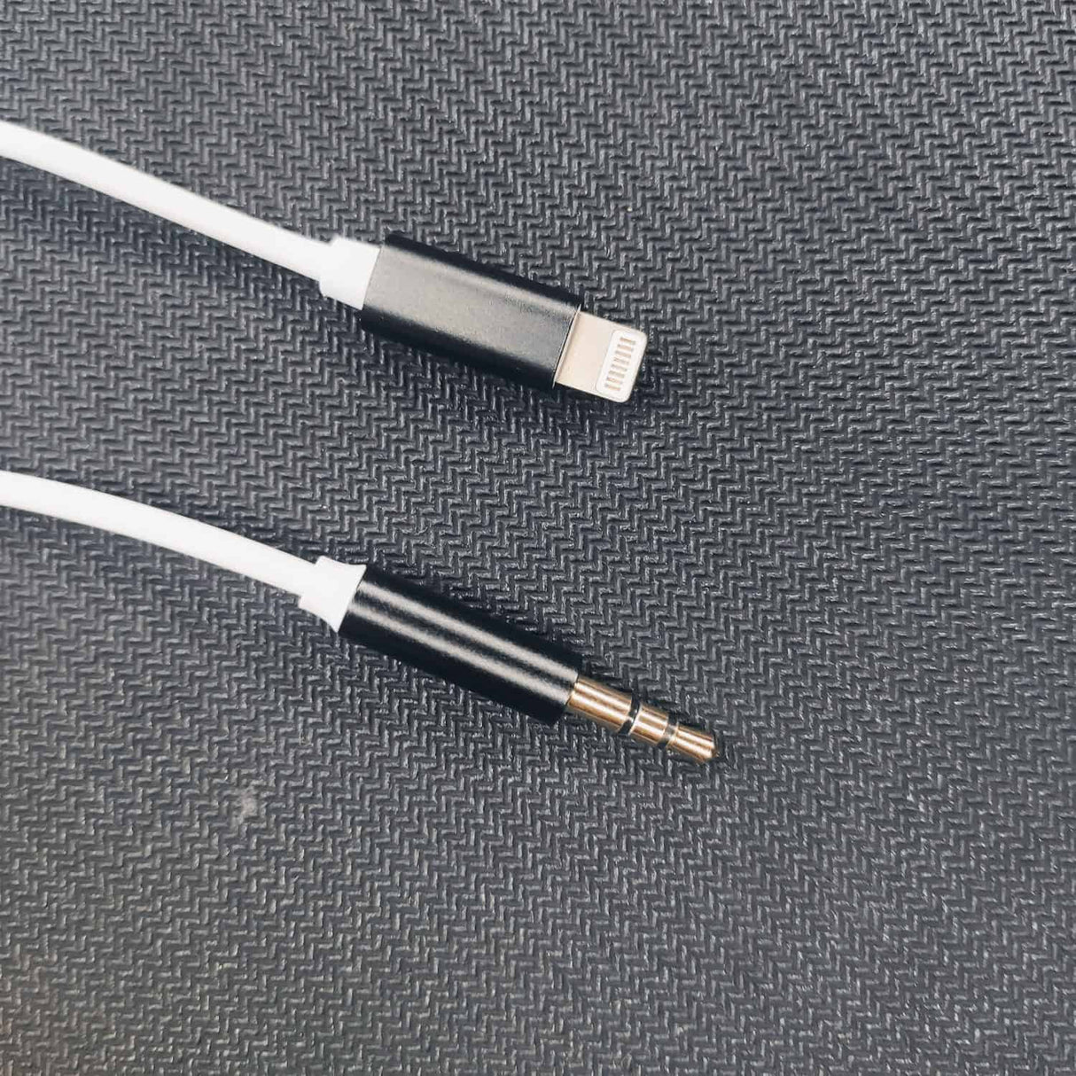 Audio Cable - 1m, male connectors: 1× lightning, 1× jack 3.5 mm gold and black